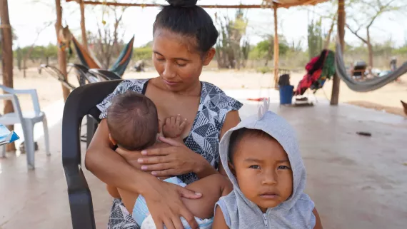 Mujer ind&iacute;gena con sus hijos en brazos 