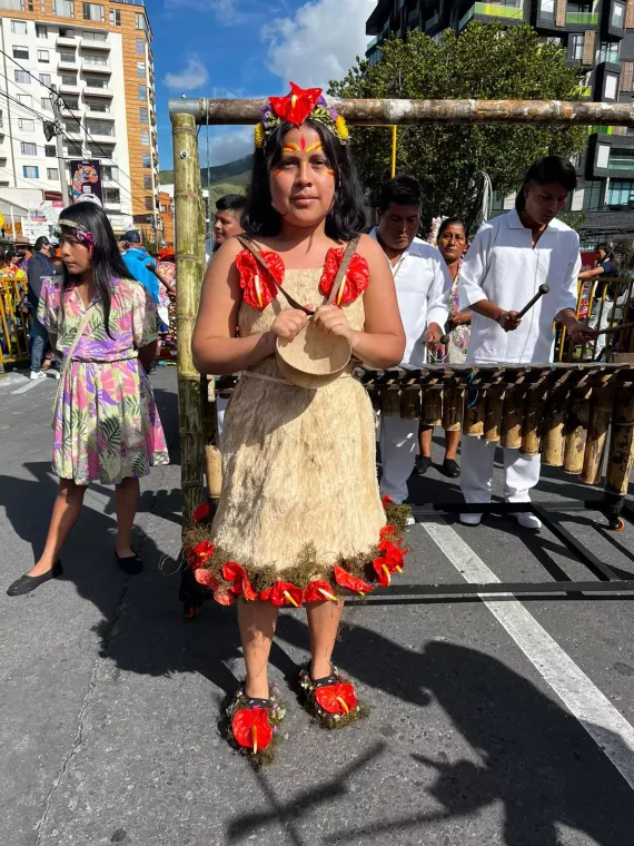 Niña Awá en el carnaval de Negros y Blancos de Pasto, Nariño