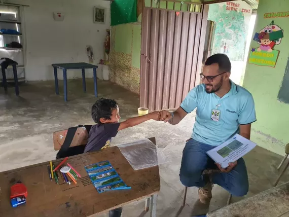 ni&ntilde;o y su profesor