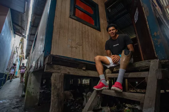 Josue est&aacute; sentado frente a su casa