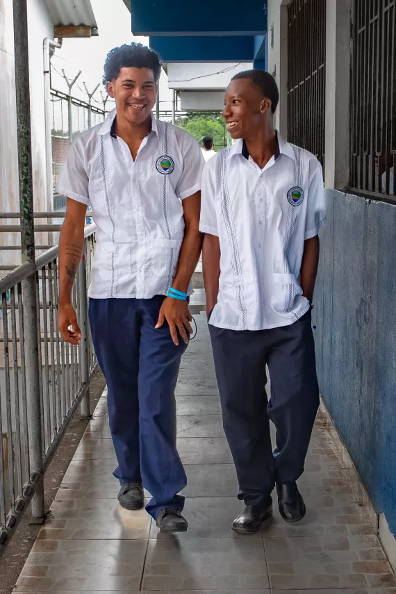 Dos adolescentes riendo