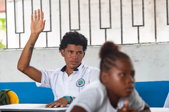 Adolescente participando en una clase estudiantil 