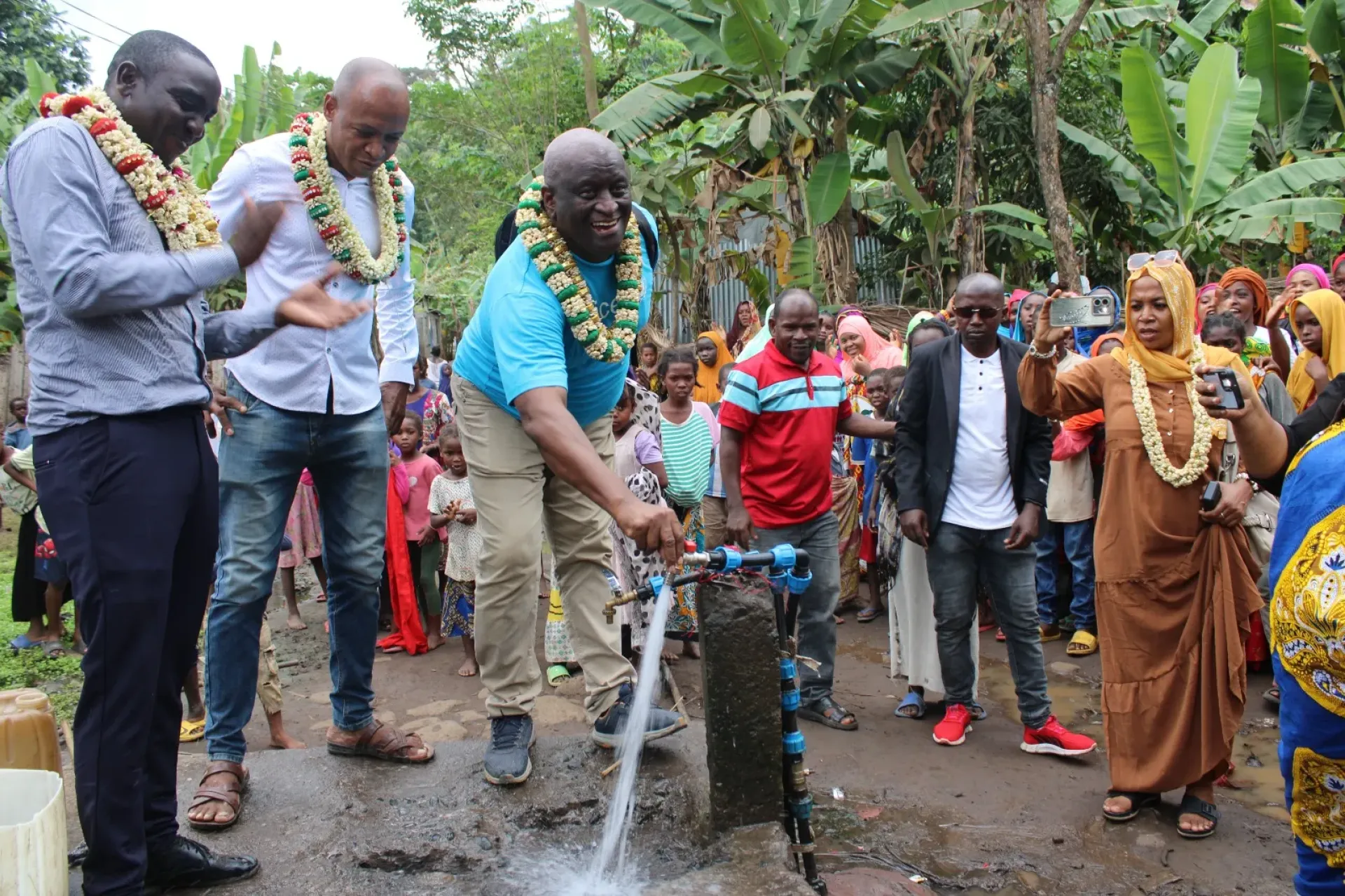 La population de Kow&eacute;, r&eacute;unie autour de la nouvelle borne fontaine, c&eacute;l&egrave;bre avec joie l&rsquo;acc&egrave;s &agrave; une eau potable s&eacute;curis&eacute;e