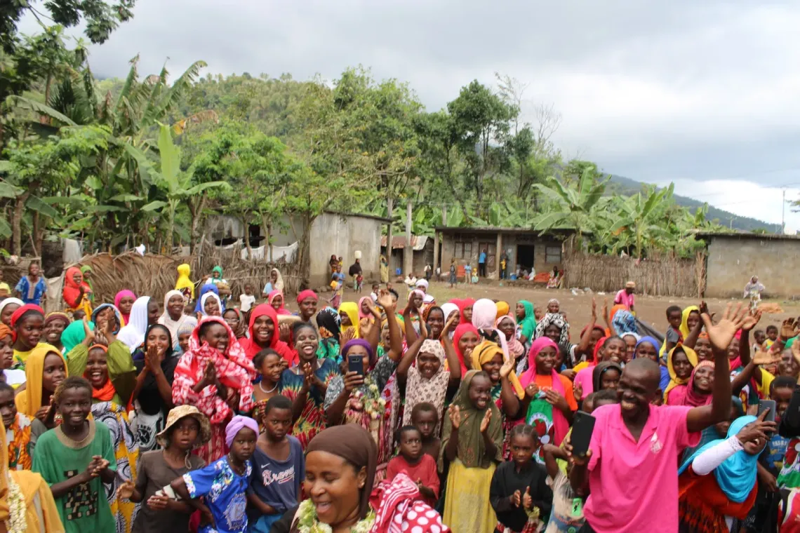 Les habitants de Kow&eacute; c&eacute;l&egrave;brent l&rsquo;acc&egrave;s &agrave; l&rsquo;eau potable gr&acirc;ce &agrave; la nouvelle infrastructure soutenue par l&rsquo;UNICEF et KOICA 