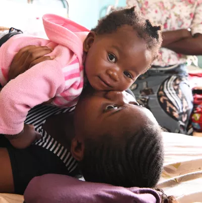 un bebe et sa cousine