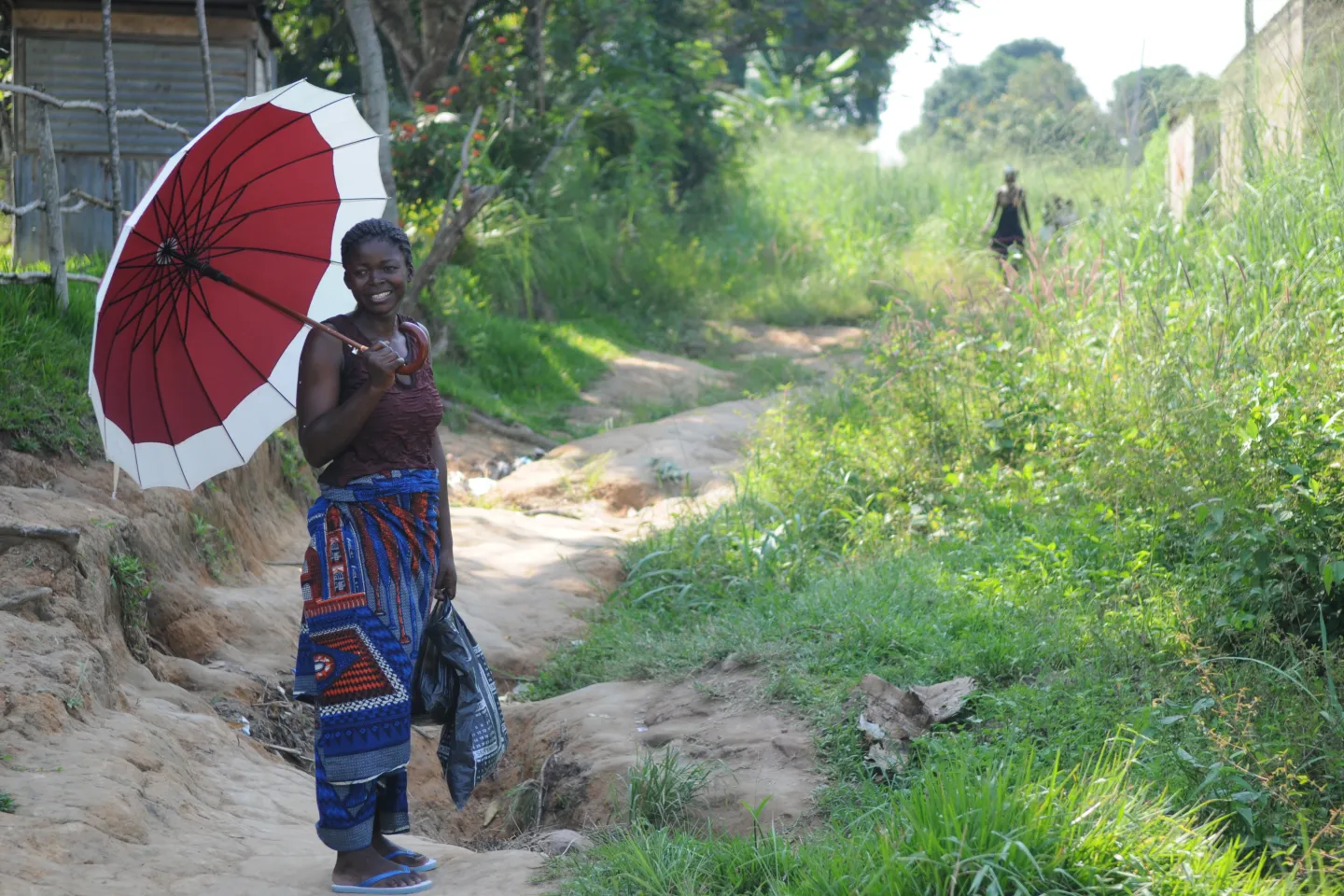 Une jeune femme souriante avec son parapluie