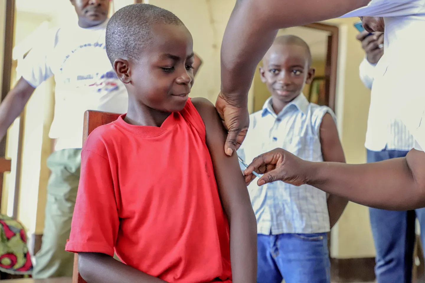 un enfant qu'on vaccine