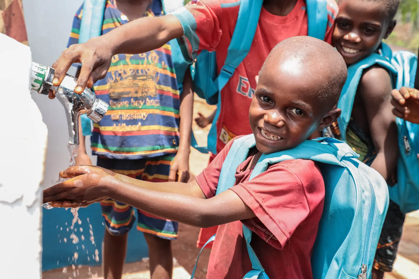 Un enfant qui se lave les mains