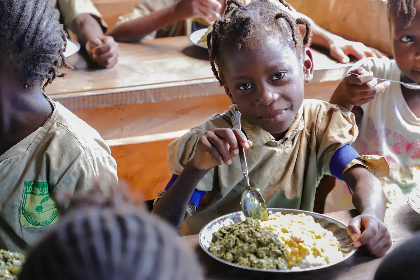Une jeune fille qui mange 