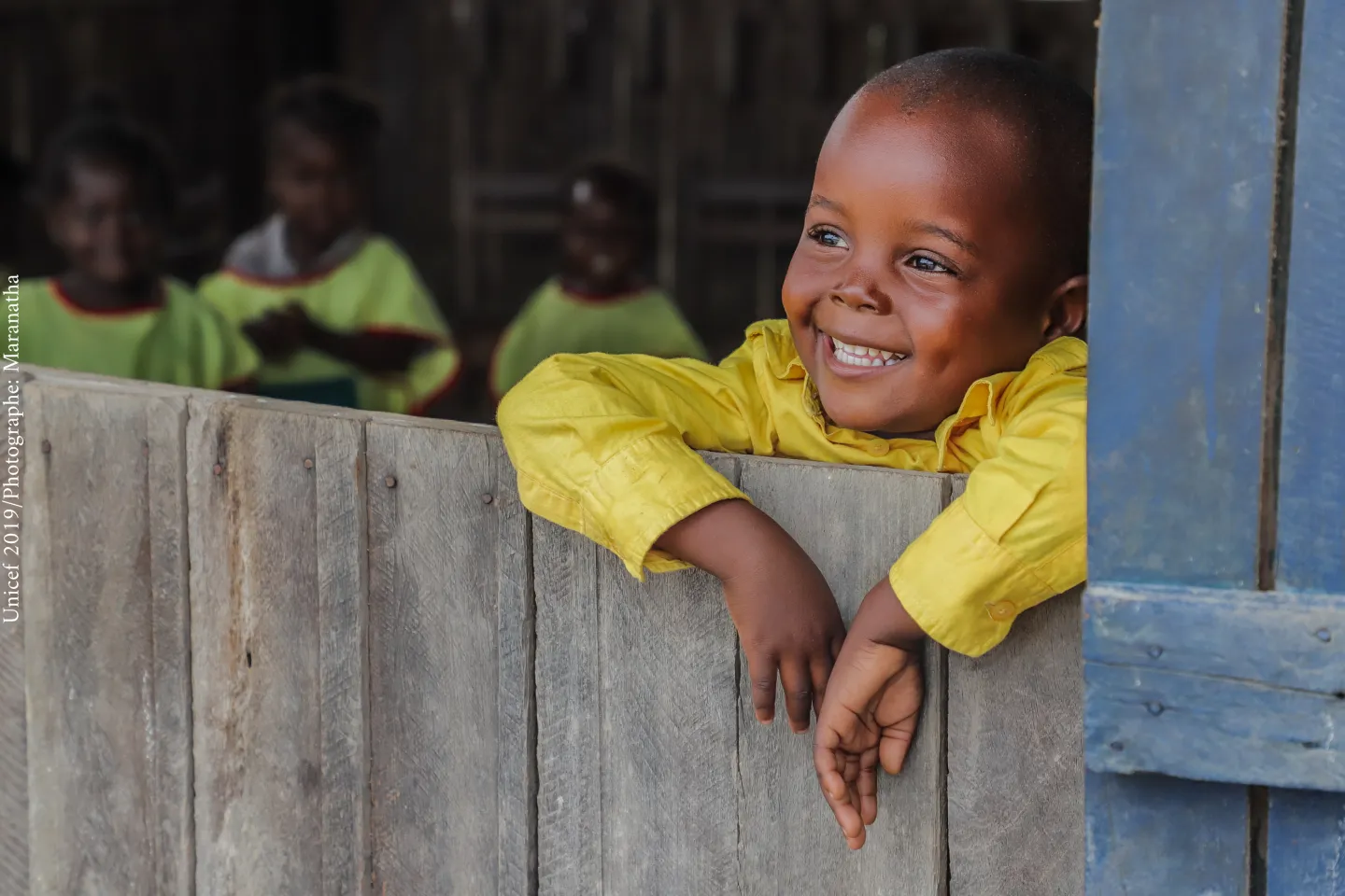 Un jeune gar&ccedil;on souriant