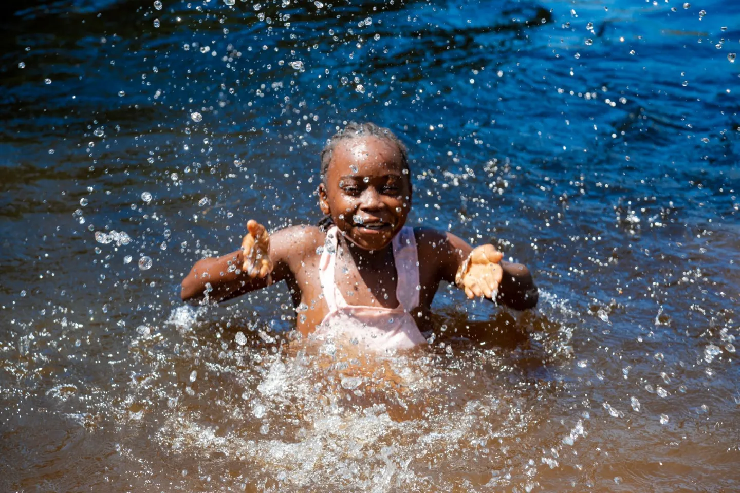 Enfant dans la rivi&egrave;re Motaba
