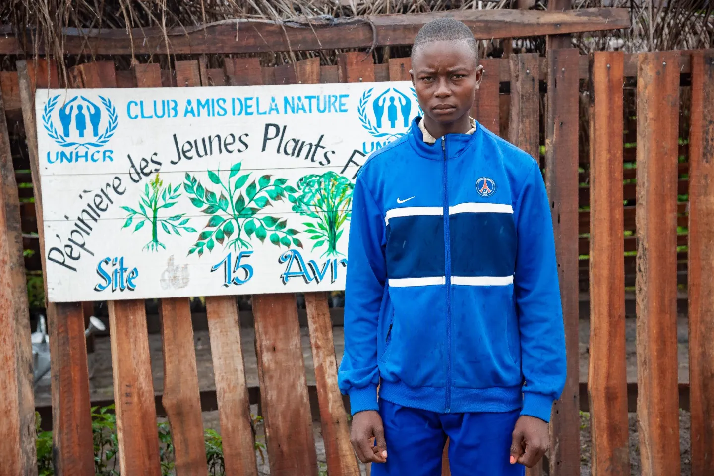 Theddy devant la p&eacute;pini&egrave;re des jeunes plants fruitiers 