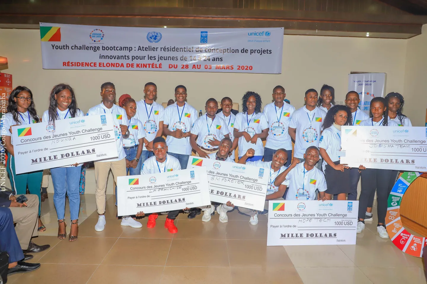 Photo des cinq groupes gagnants