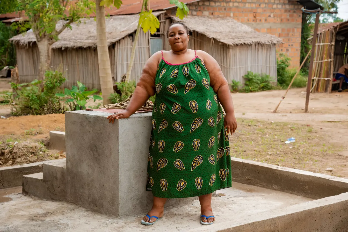 ZARA Ayatou devant le puits r&eacute;habilit&eacute; dans leur parcelle par le par le partenaire EAA Congo. D&eacute;partement de la Likouala, Impfondo, quartier 4, Angola libre