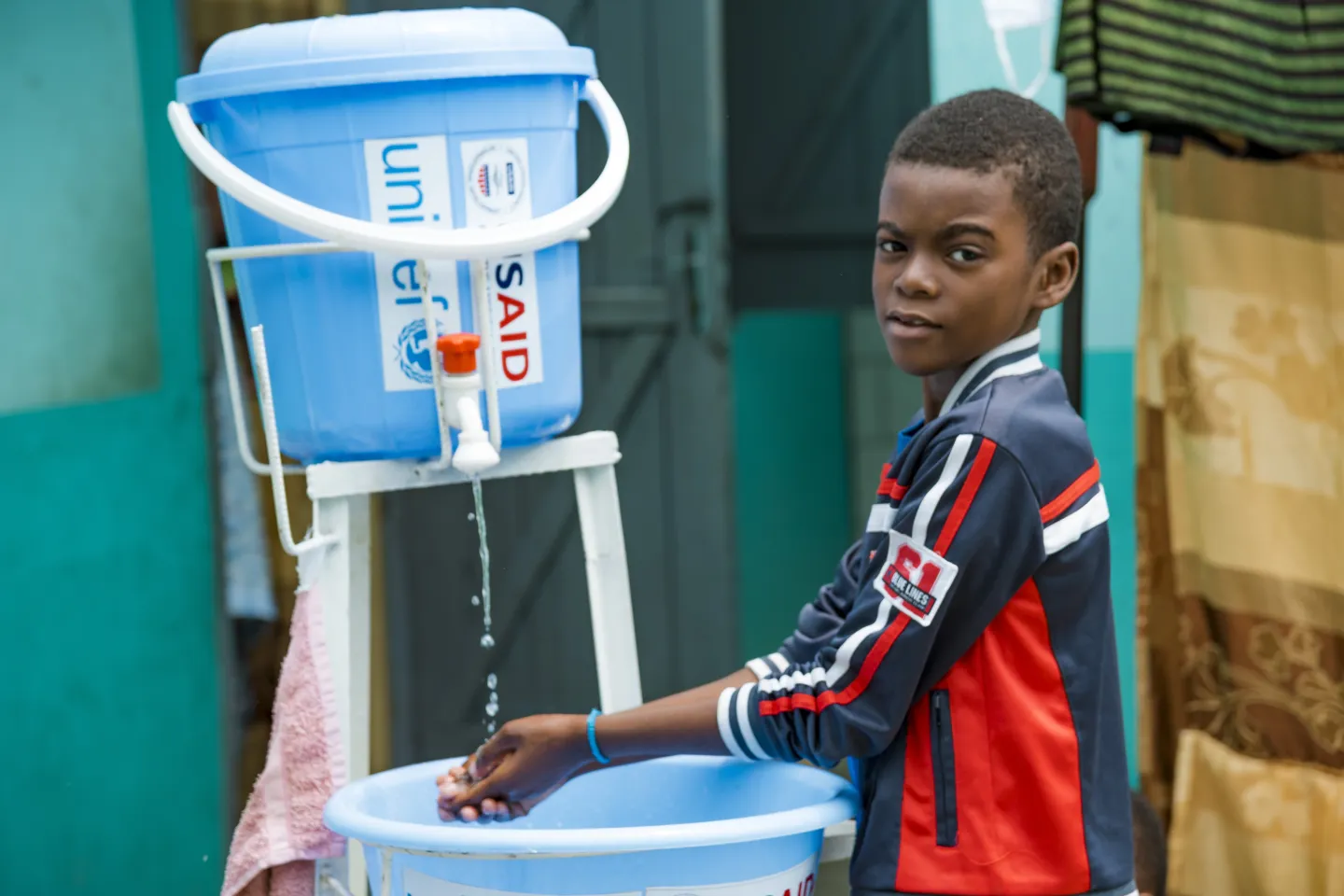 Un enfant lave ses mains