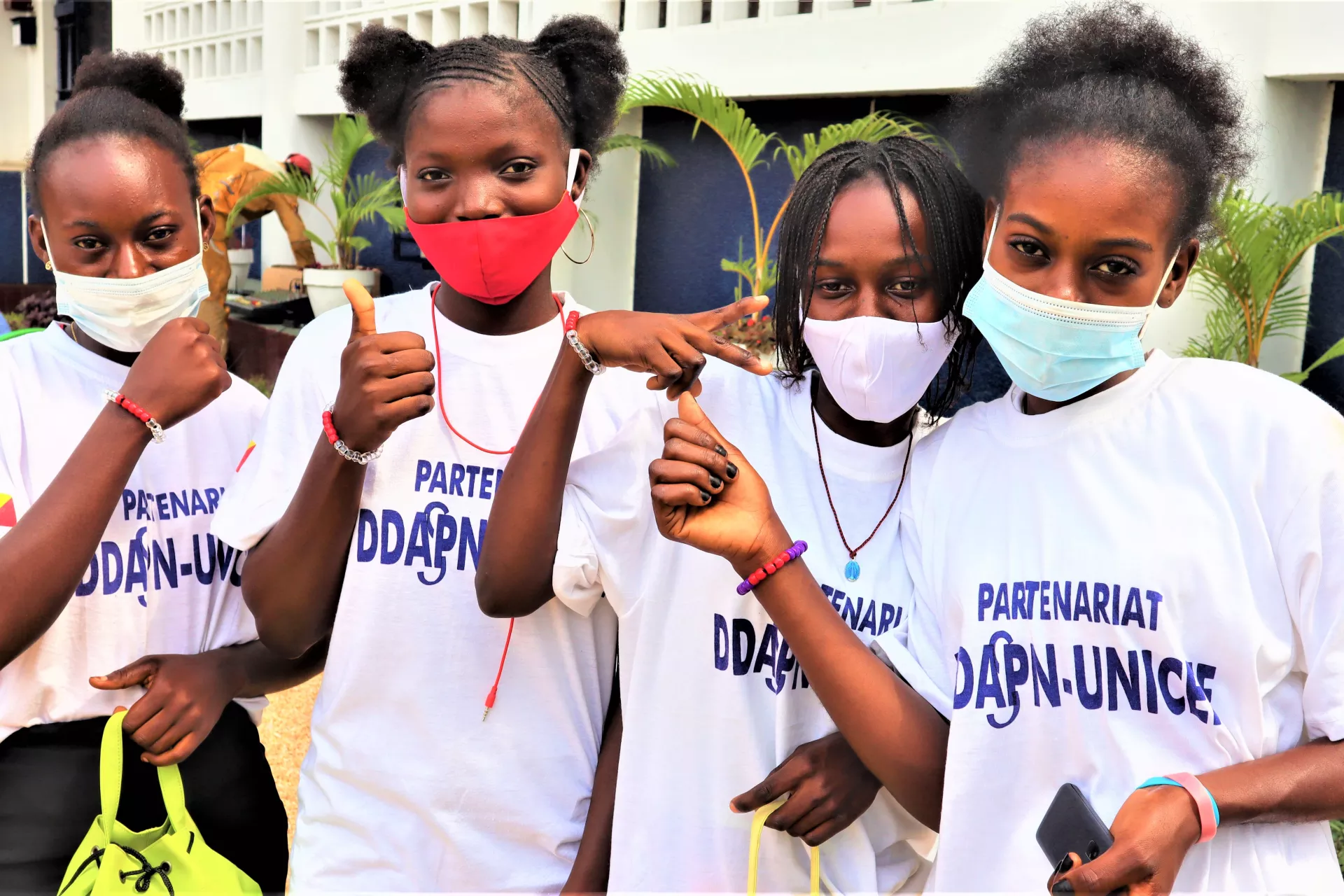 Les filles montrant fi&egrave;rement leur bracelet menstruel