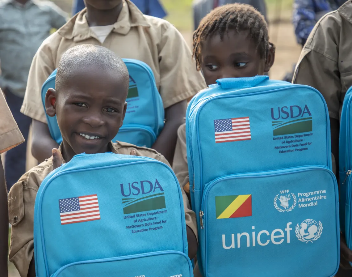 Des &eacute;l&egrave;ves de l'&eacute;cole Mouzita de Bene ayant re&ccedil;u leur kit scolaire