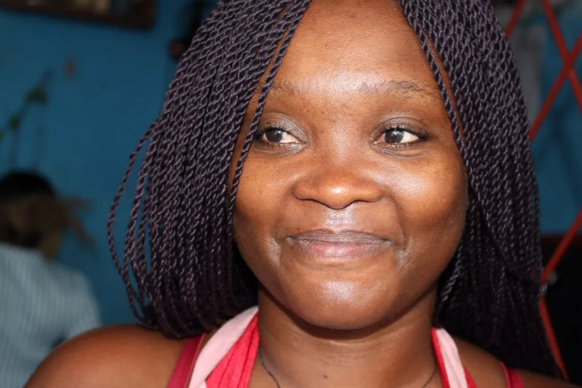 une jeune femme avec un visage souriant