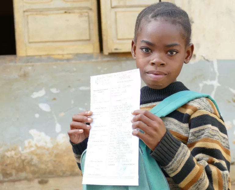 Une jeune fille qui vient de recevoir sa declation tradive de naissance