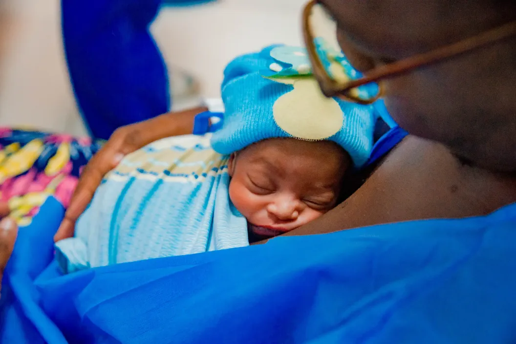 Un b&eacute;b&eacute; en mode kangourou &agrave;  l'h&ocirc;pital militaire