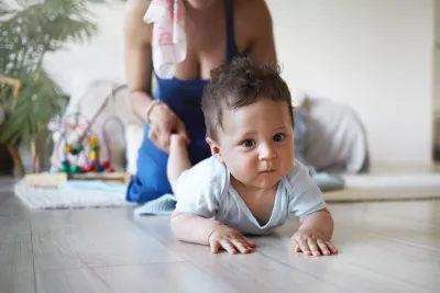 Ni&ntilde;o gateando