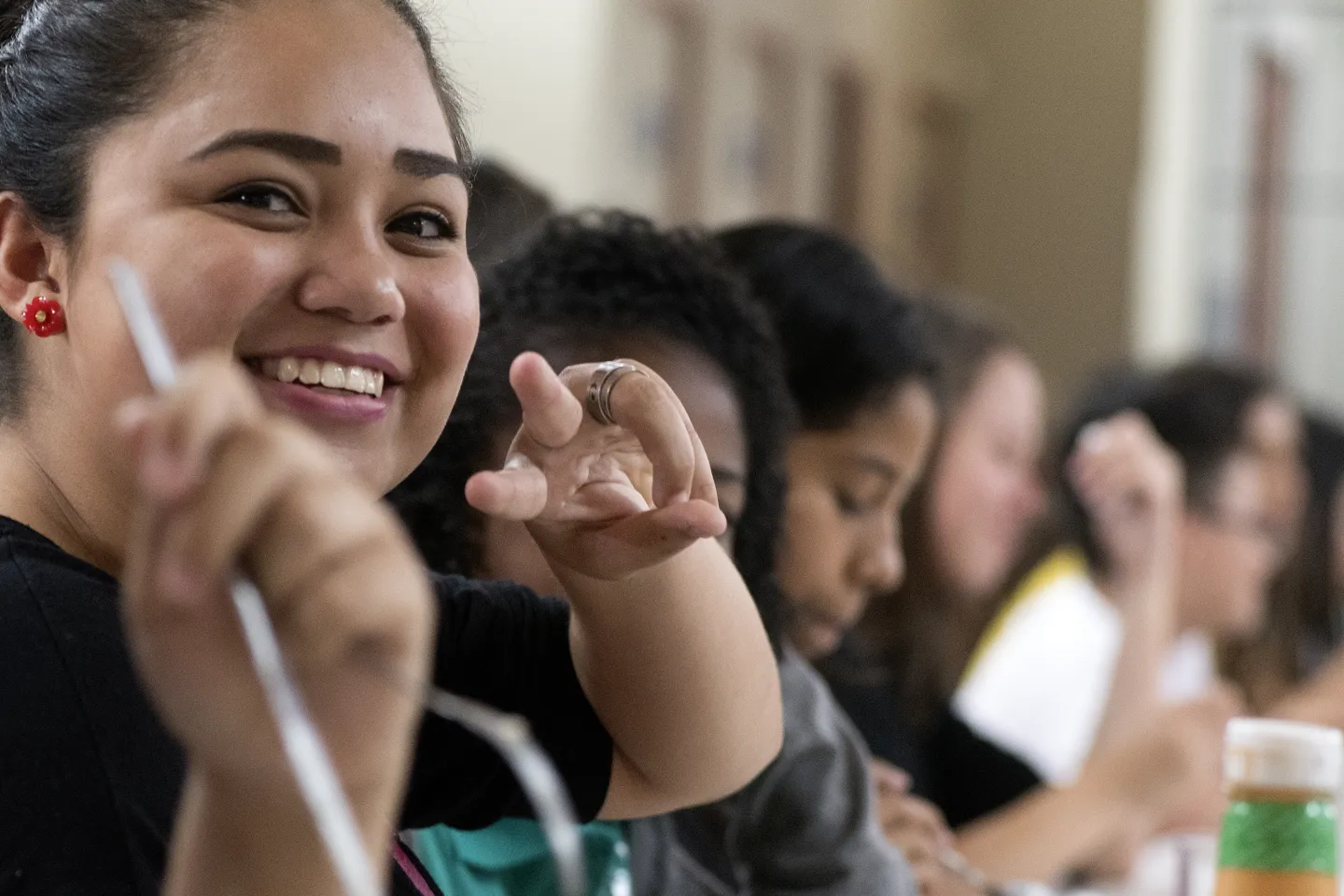 Joven que participa en modelos de protecci&oacute;n.