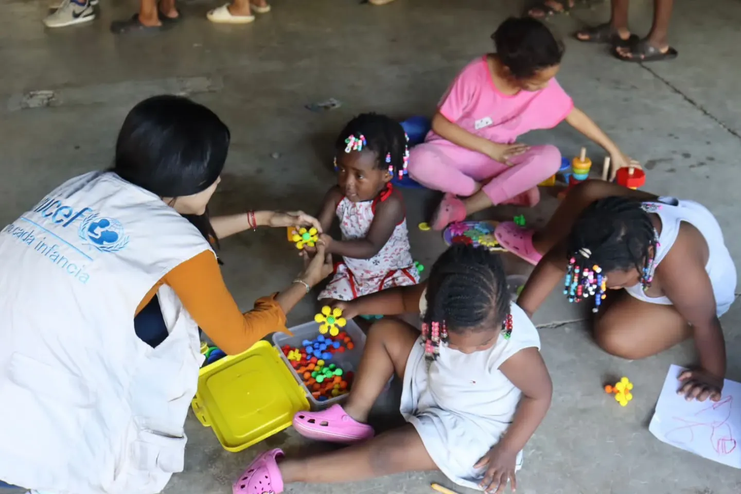Especialista de UNICEF jugando con ni&ntilde;az migrantes 
