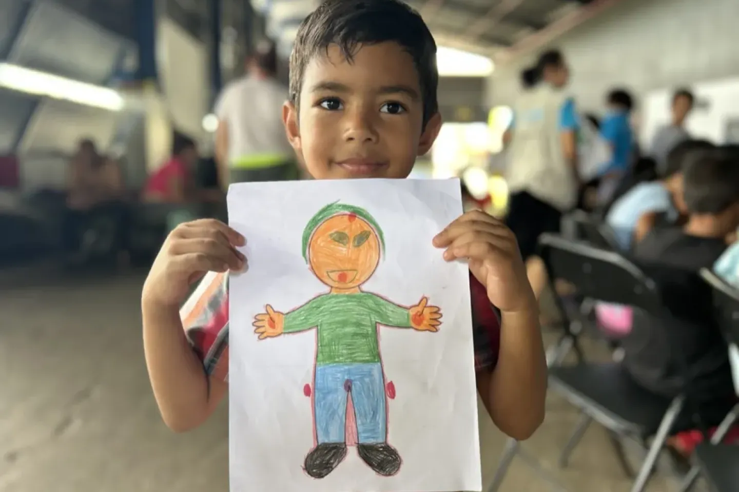 Ni&ntilde;ez Migrante dibujando