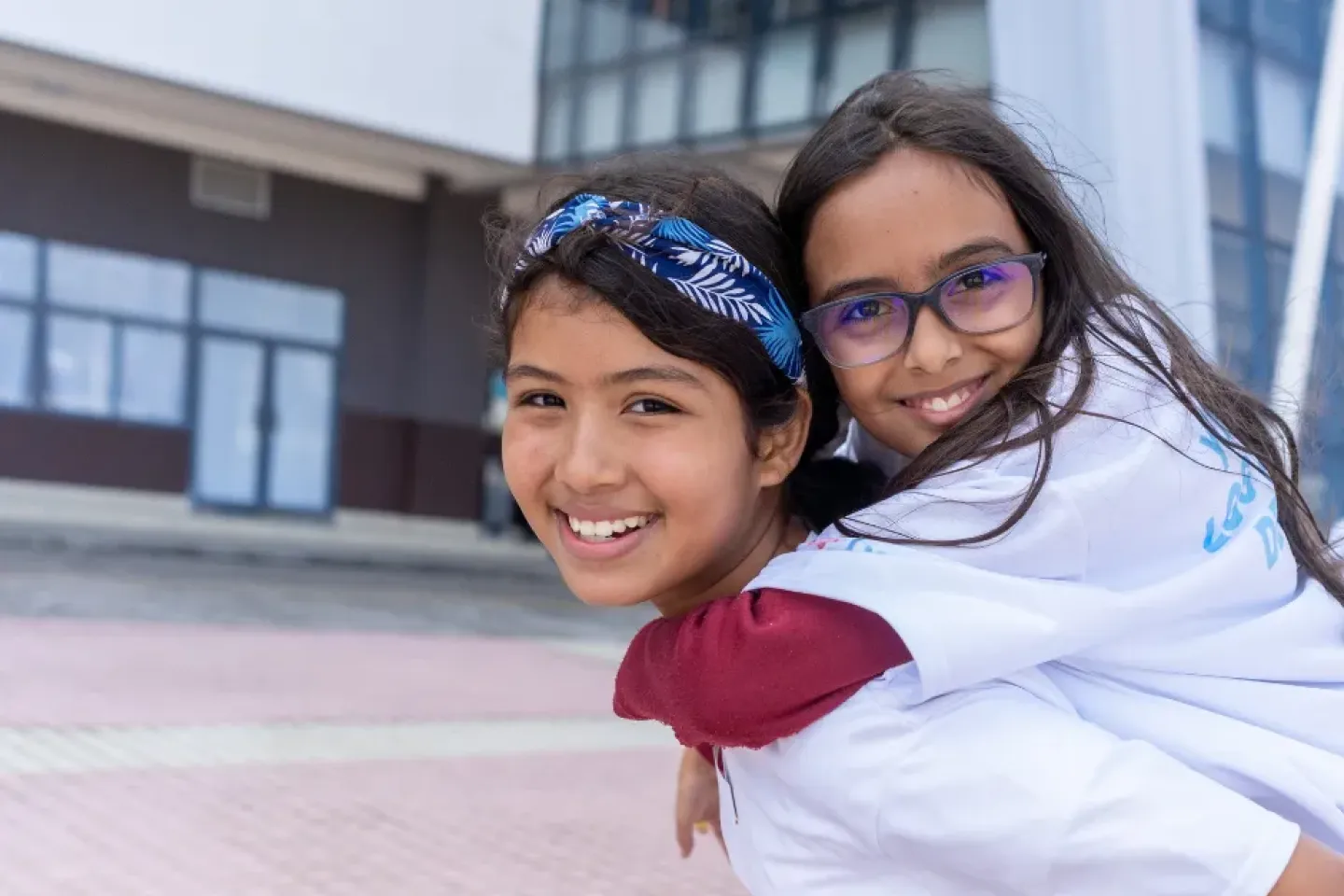 Dos ni&ntilde;as sonriendo mirando a la c&aacute;mara