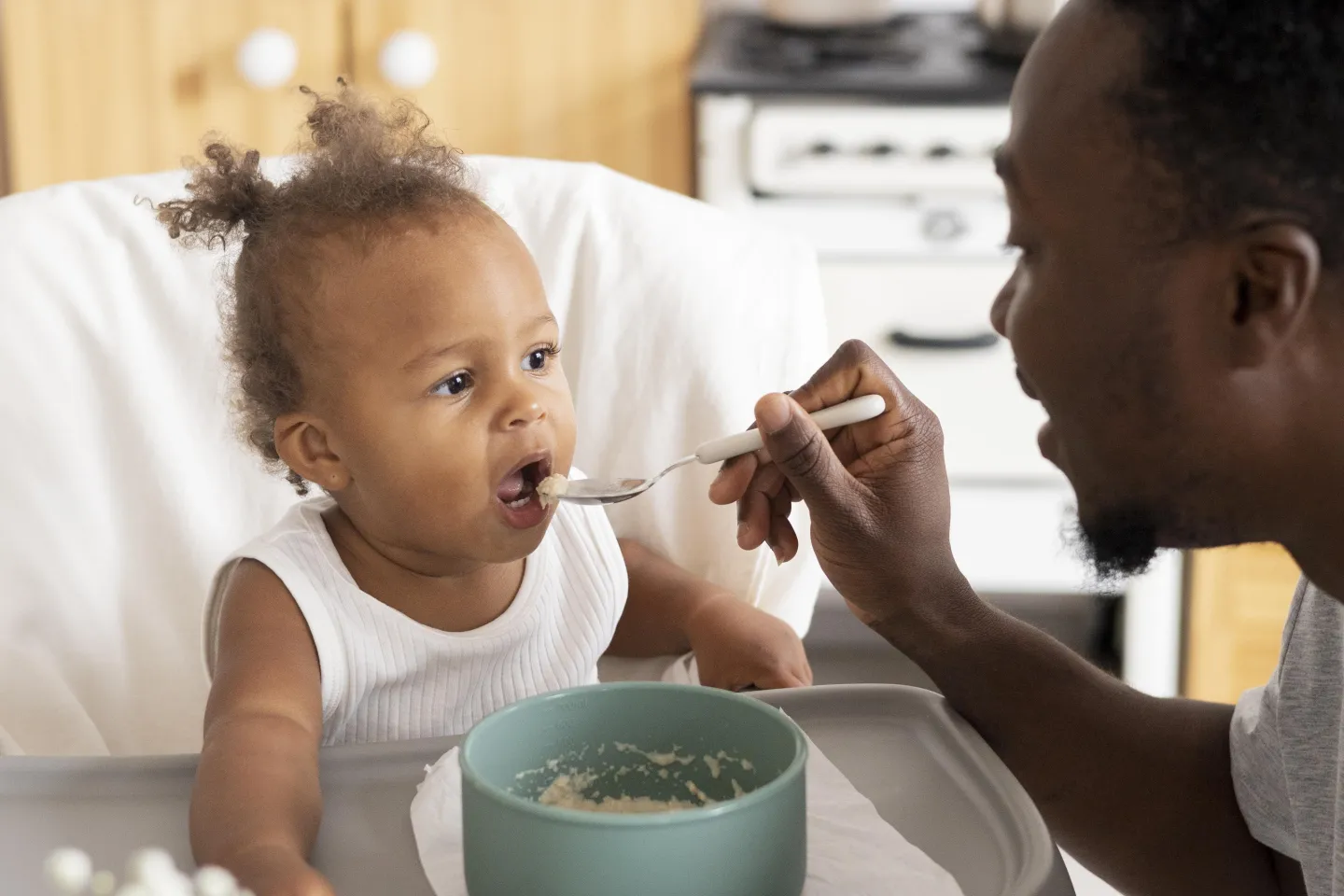 Pap&aacute; alimenta a su beb&eacute;