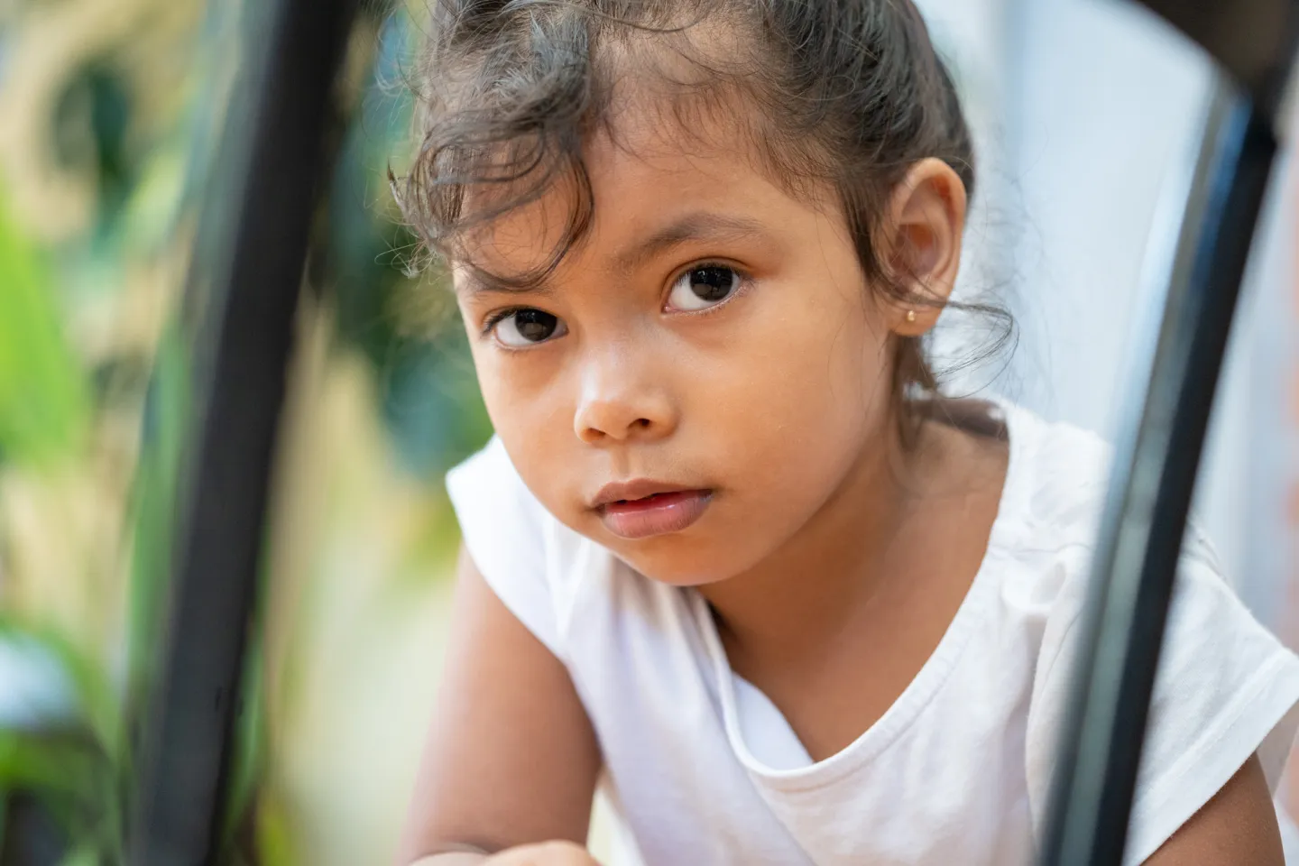 Ni&ntilde;a mirando a la c&aacute;mara