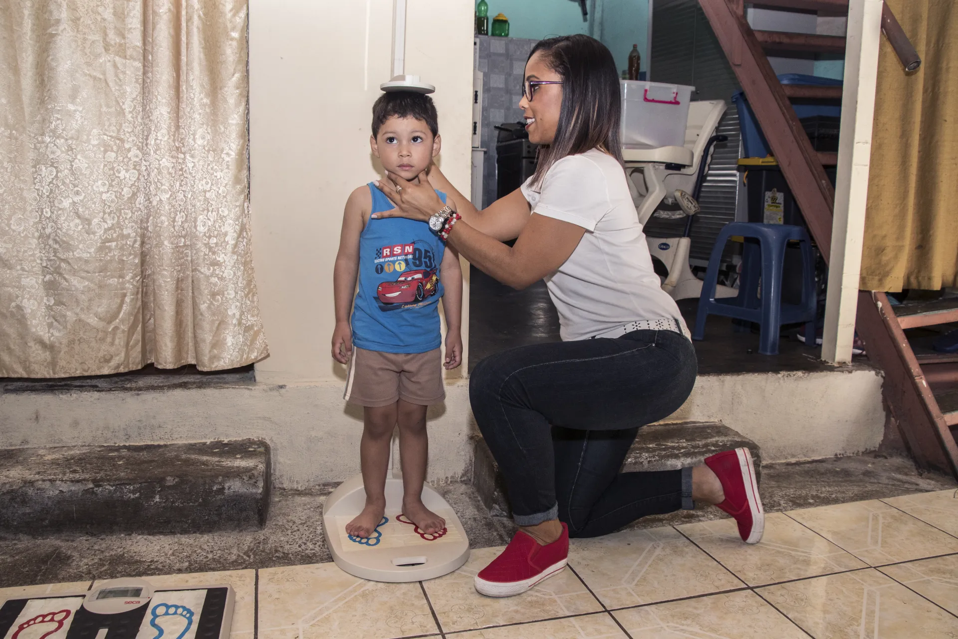 Ni&ntilde;o al que miden su peso y talla.