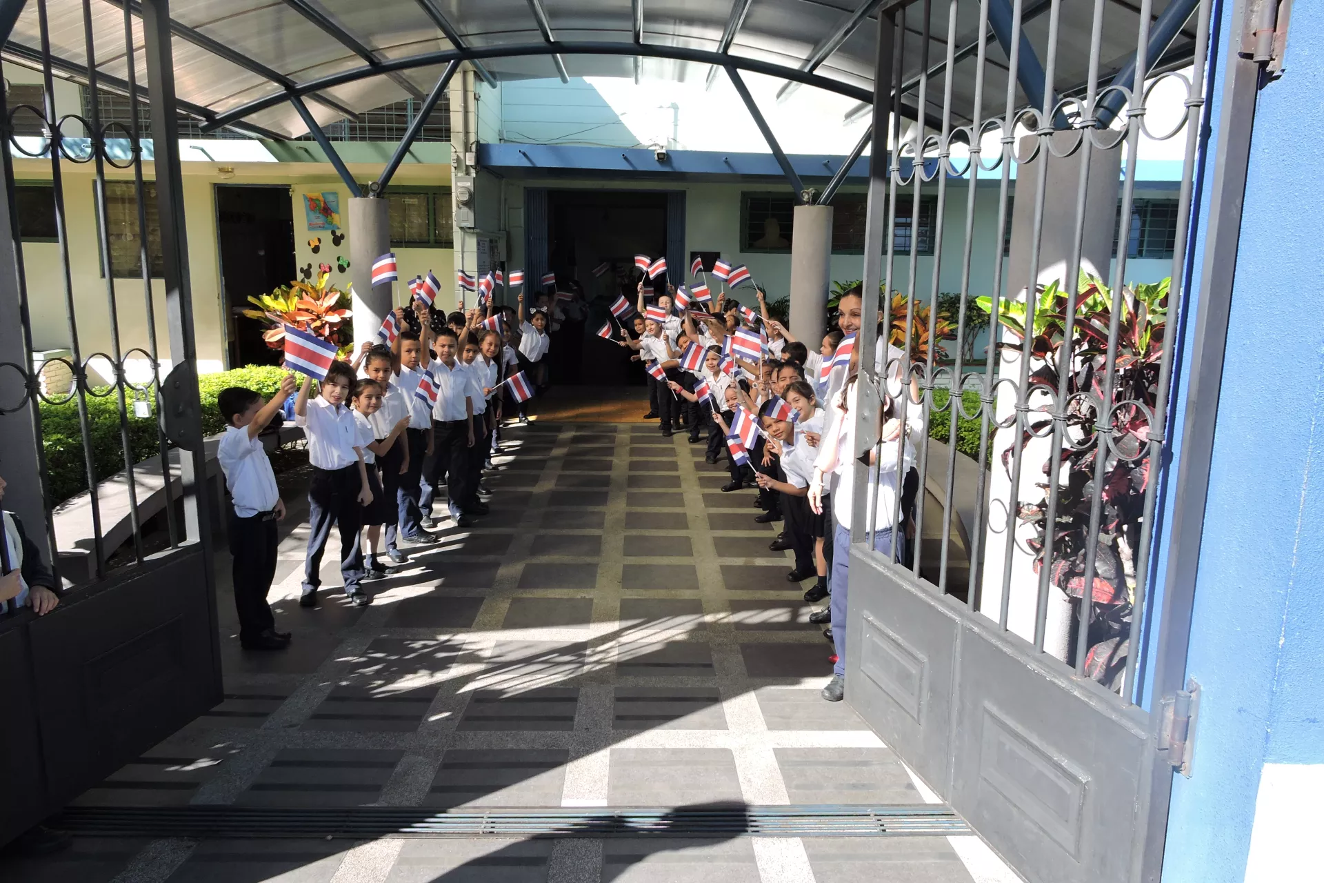 Ni&ntilde;as y ni&ntilde;os en la escuela,