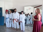 Do&ntilde;a Nelly, coordinadora del ES Los Guido, con el grupo de karate del ES.