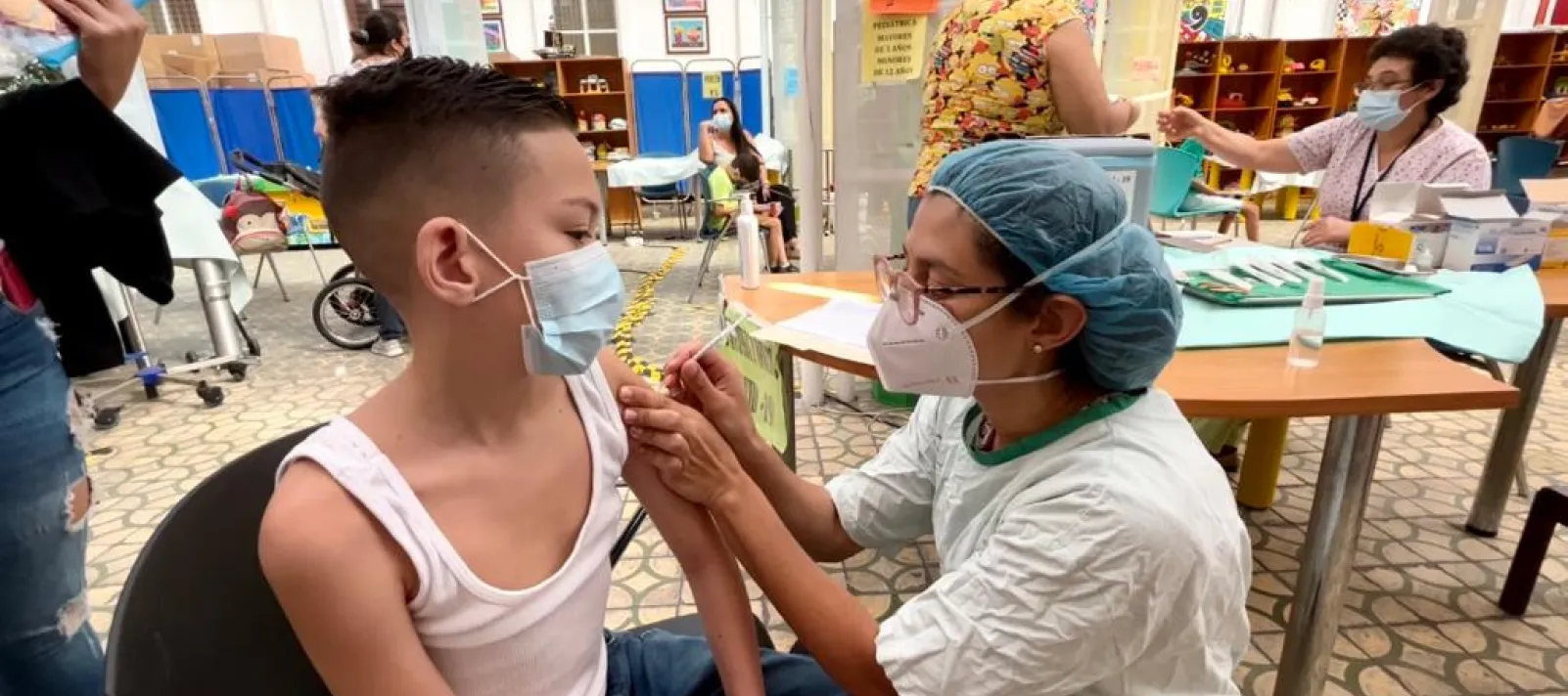 Enfermera vacunando a ni&ntilde;o