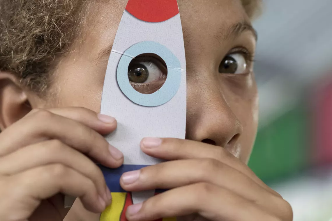 Ni&ntilde;as y ni&ntilde;os migrantes participan en actividades guiadas en un Espacio Seguro para la Infancia y la Adolescencia