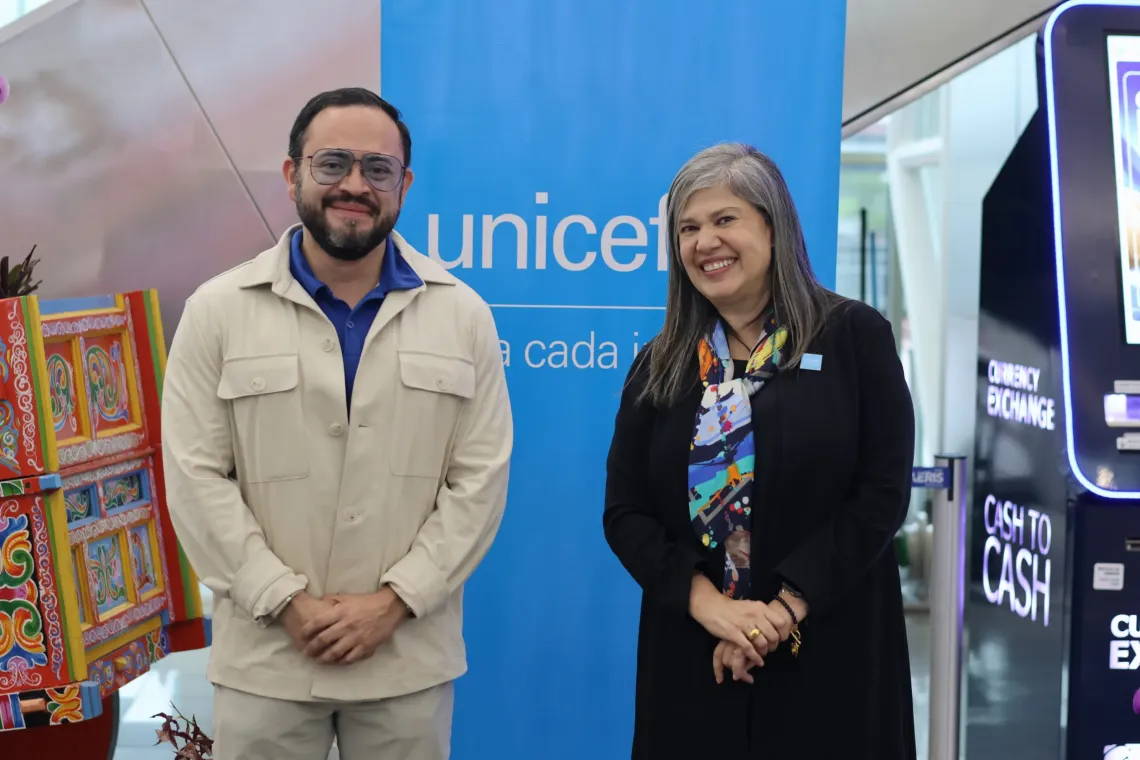 La representante de UNICEF en Costa Rica, Yvette Blanco, firma el convenio con su contraparte de AERIS.