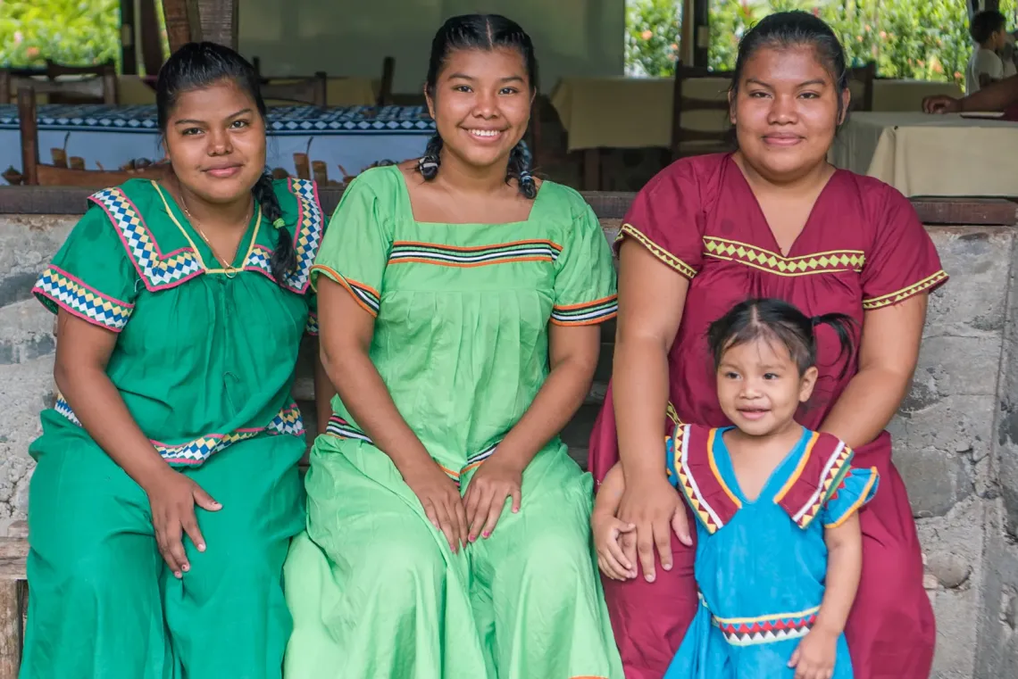 Mujeres y ni&ntilde;as ind&iacute;genas 