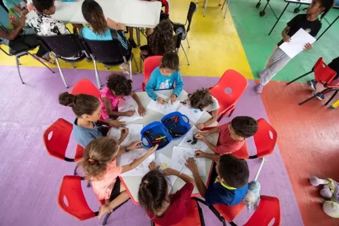 Ni&ntilde;as y ni&ntilde;os dibujan en el Espacio Seguro para la Infancia y la Adolescencia del sur de Costa Rica
