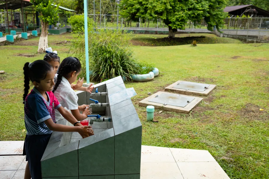 1100 niñas y niños de Costa Rica cumplen su derecho al agua, saneamiento y educación de calidad 