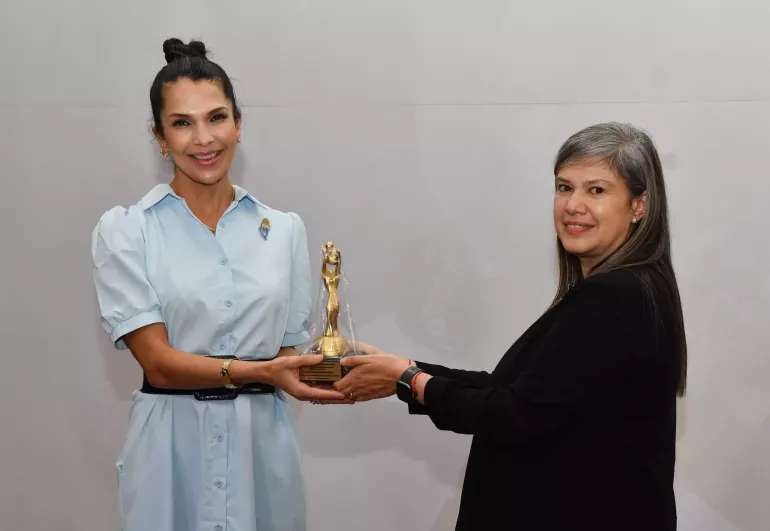 Yvette Blanco, Representante de UNICEF en Costa Rica, le entrega a Kennly Garza, Presidenta Ejecutiva del Patronato Nacional de la Infancia (PANI), un reconocimiento por el trabajo de la instituci&oacute;n en  conmemoraci&oacute;n del 35 aniversario de la Convenci&oacute;n de los Derechos del Ni&ntilde;o (CDN).