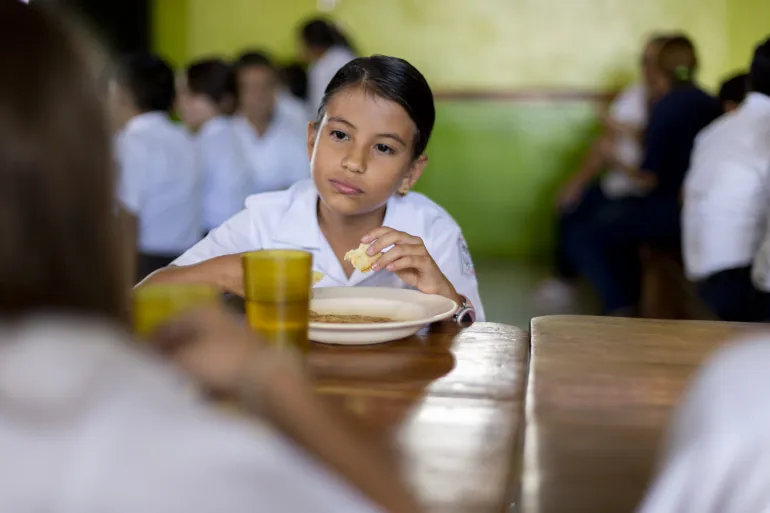 La p&eacute;rdida de m&aacute;s de 39.000 millones de comidas escolares desde que comenz&oacute; la pandemia presagia una crisis de la nutrici&oacute;n, seg&uacute;n UNICEF y el PMA