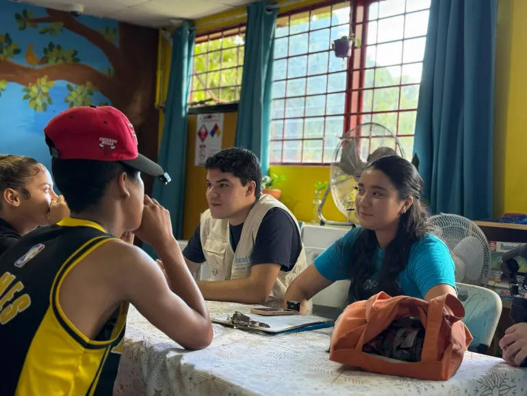Personal de UNICEF conversa con ni&ntilde;a y ni&ntilde;o