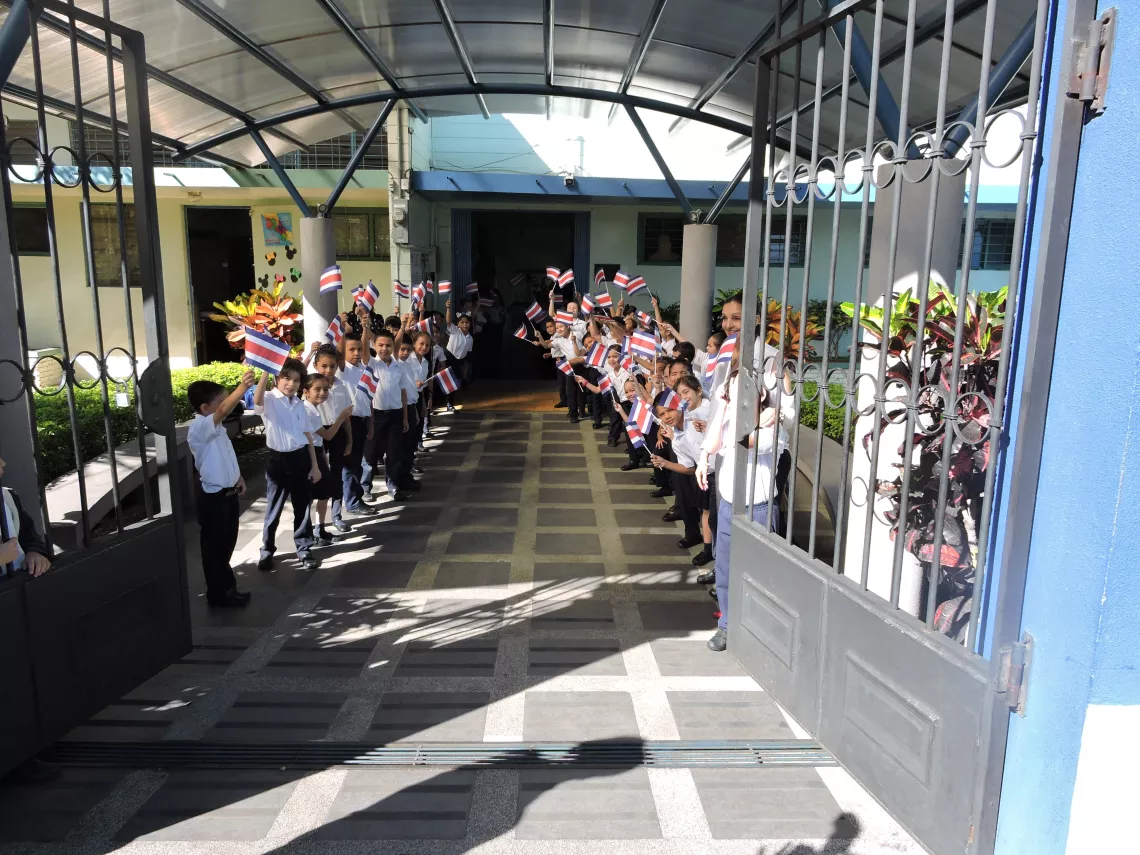 Ni&ntilde;as y ni&ntilde;os en la escuela,