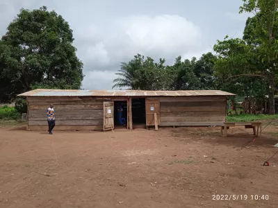 2 salles de classes en bois construites par la communaut&eacute;.