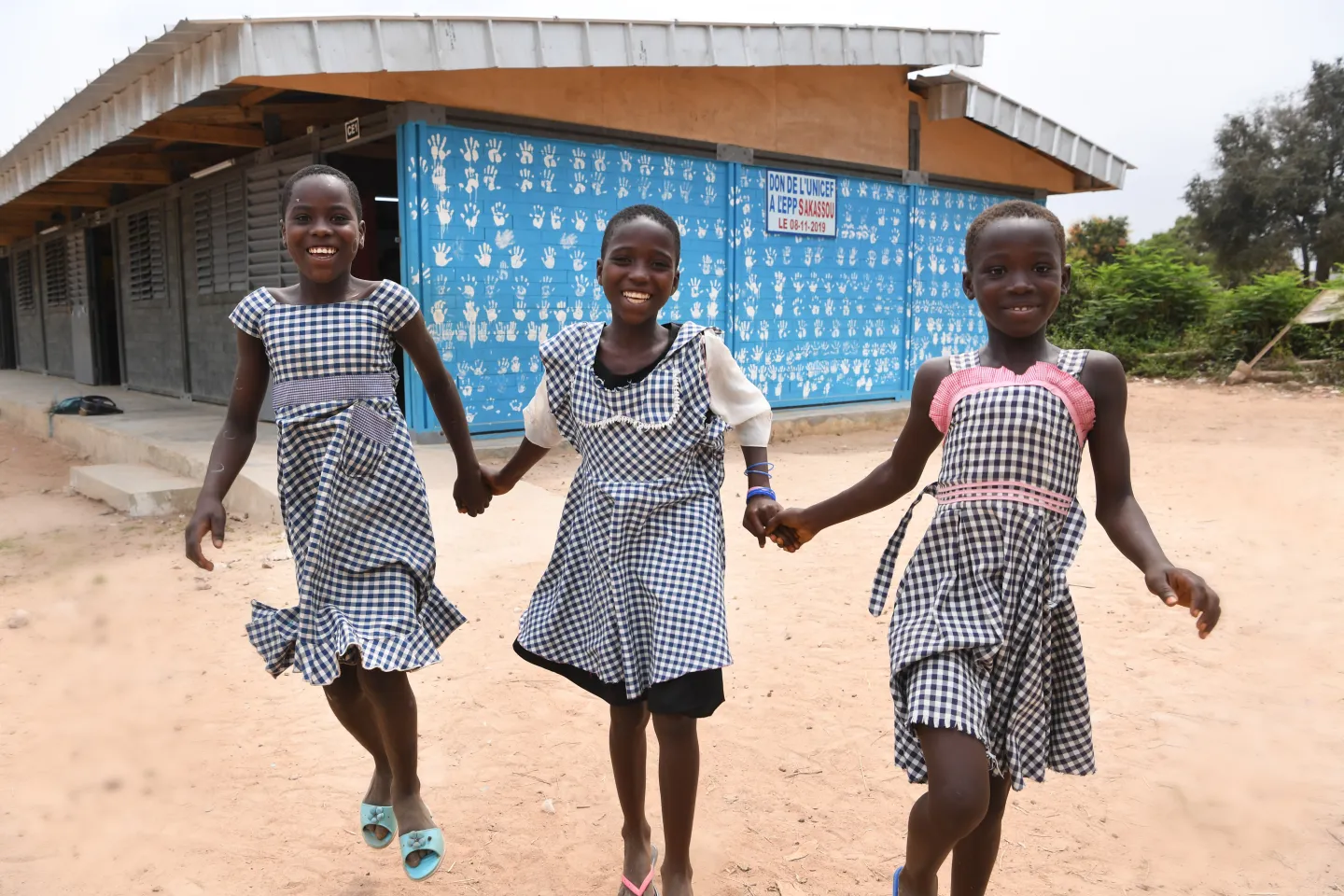 Primary school girls play in front of their school built from plastic bricks in the village of Toumoudi-Sakassou in C&ocirc;te d&rsquo;Ivoire