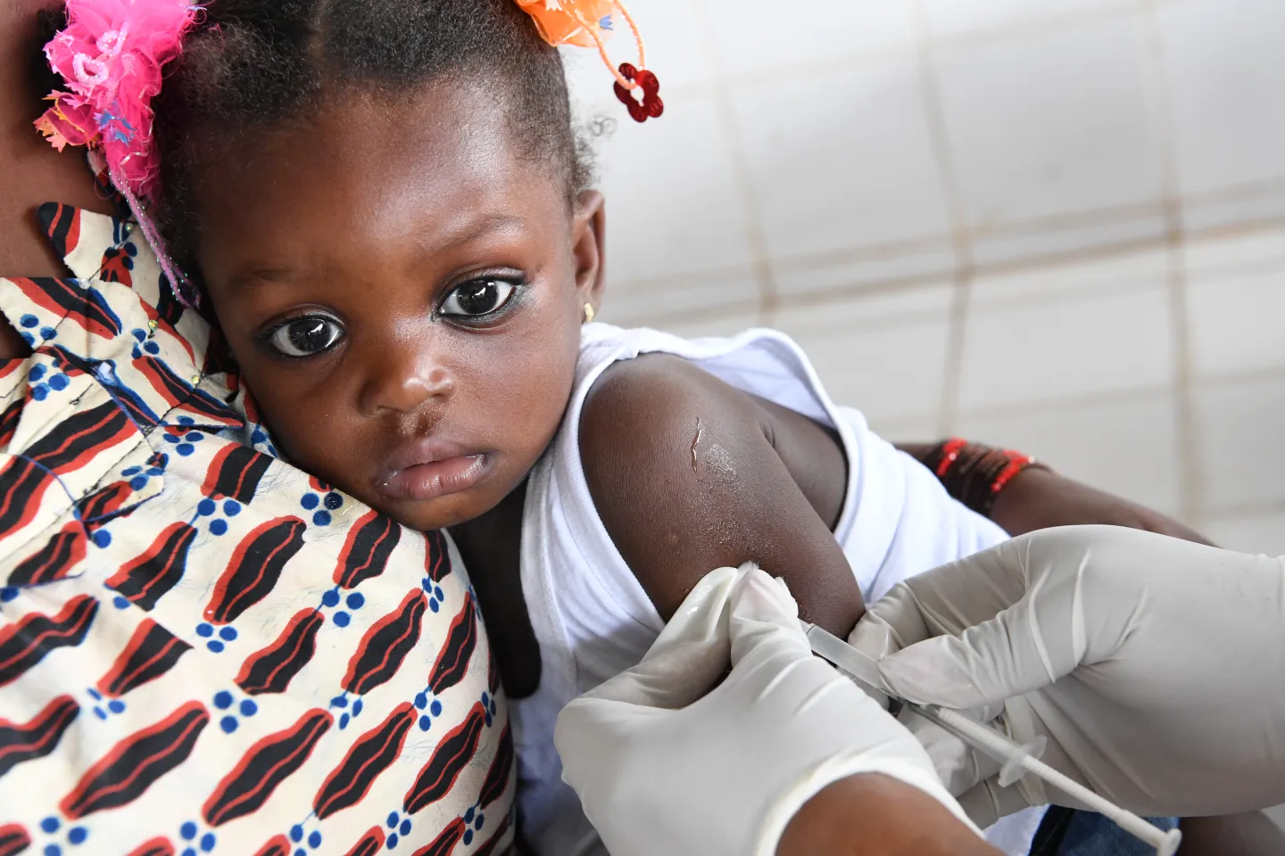 Un b&eacute;b&eacute; en cours de vaccination dans le centre de sant&eacute; d'Anyama, dans le sud de la C&ocirc;te d'Ivoire.