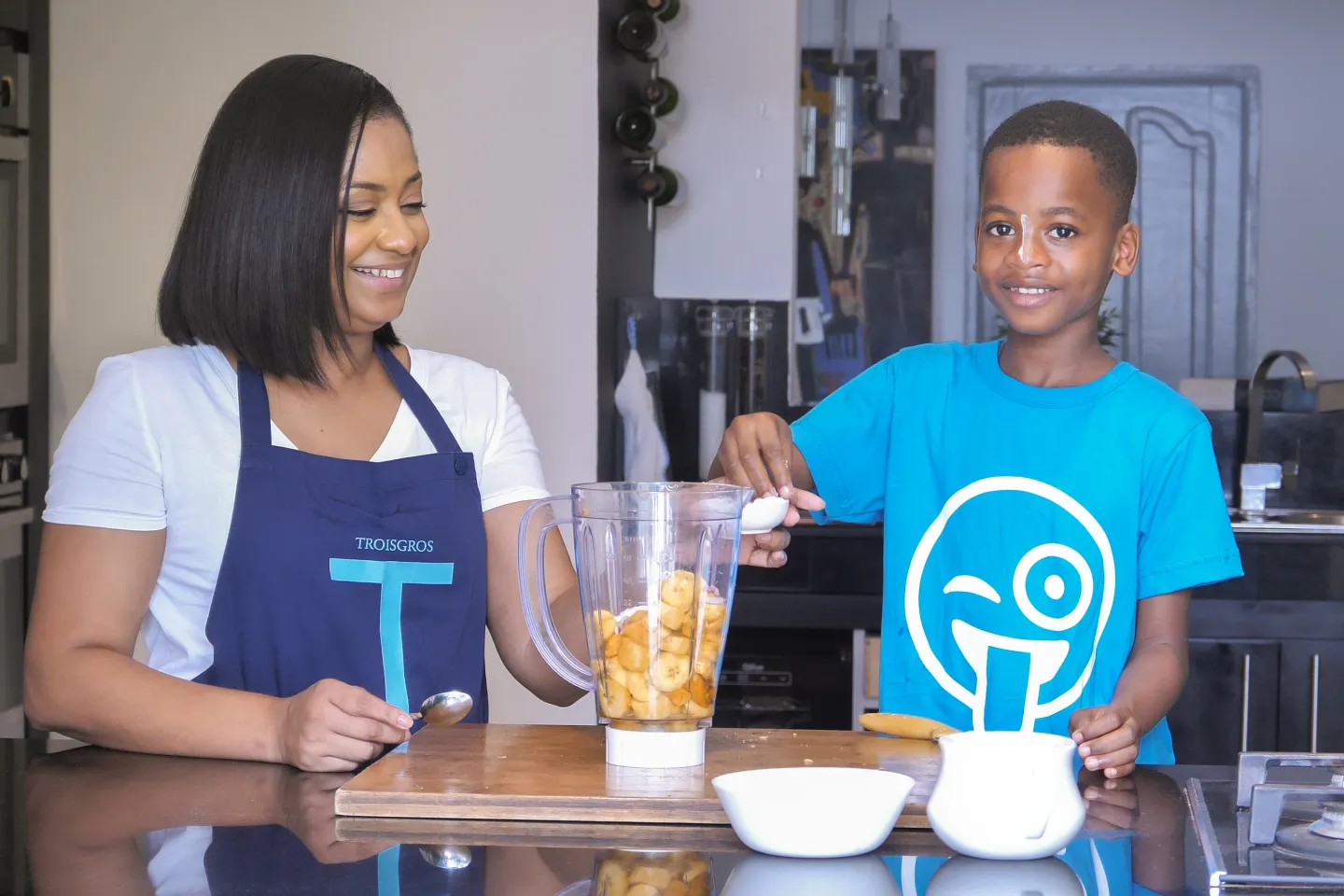 A l'occasion de la Journ&eacute;e Mondiale de l'Enfance, Mickael cuisine avec cheffe Prisca