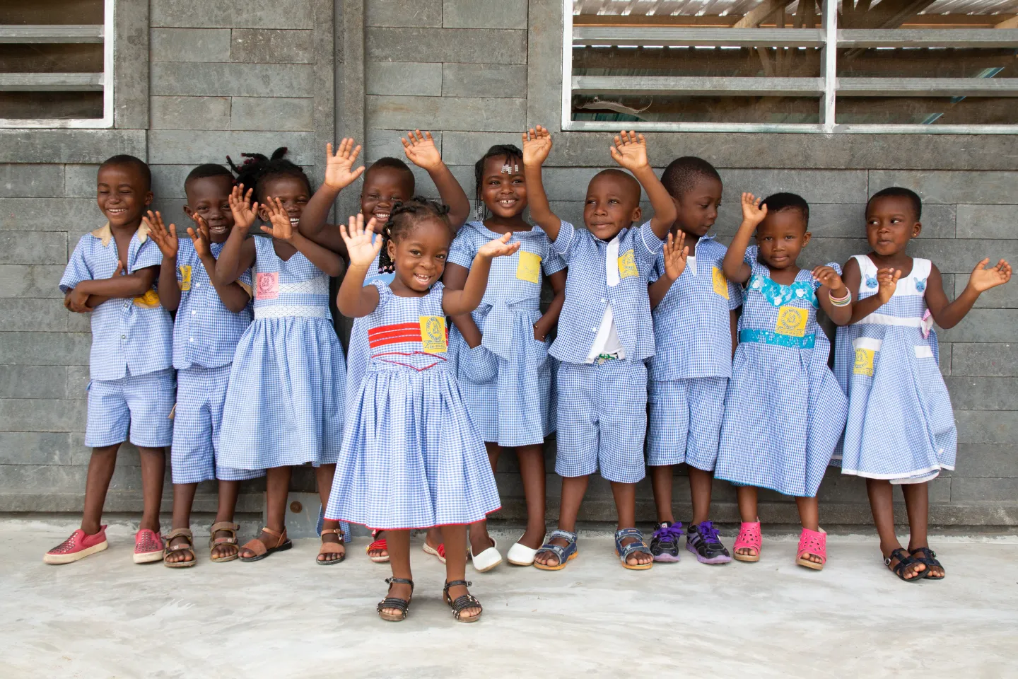 des enfants en bleu