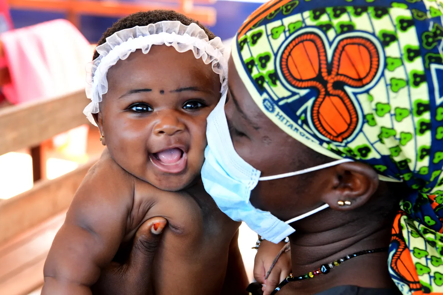 une maman embrasse son b&eacute;b&eacute;